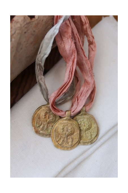 Medalla de la Virgen de Salceda en latón. Hecha artesanalmente en España por Sandra Bellew