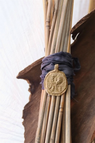 Medalla de la Virgen de Salceda para ramo de novia en latón. Hecha artesanalmente en España por Sandra Bellew