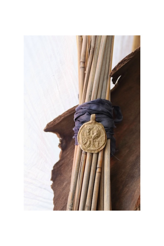 Medalla de la Virgen de Salceda para ramo de novia en latón. Hecha artesanalmente en España por Sandra Bellew