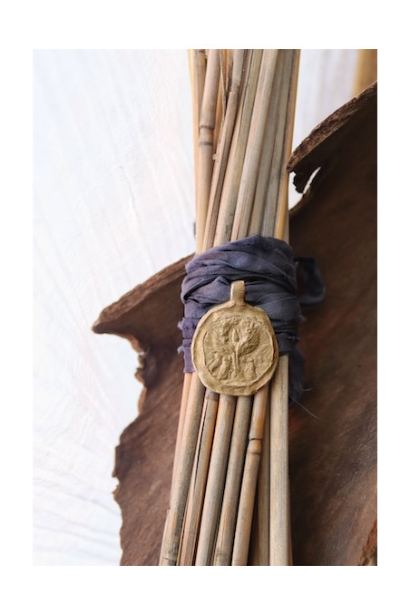 Medalla de la Virgen de Salceda para ramo de novia en latón. Hecha artesanalmente en España por Sandra Bellew