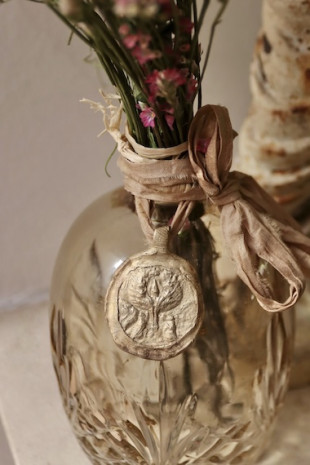 Medalla de la Virgen de Salceda para ramo de novia en latón. Hecha artesanalmente en España por Sandra Bellew