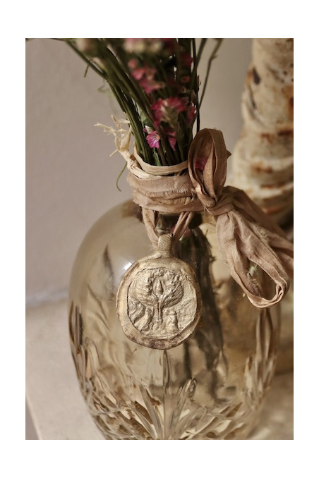 Medalla de la Virgen de Salceda para ramo de novia en latón. Hecha artesanalmente en España por Sandra Bellew