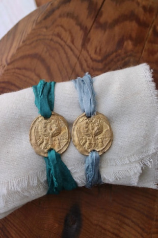 Pulsera rústica de la Virgen de Salceda en latón. Hecha artesanalmente en España por Sandra Bellew