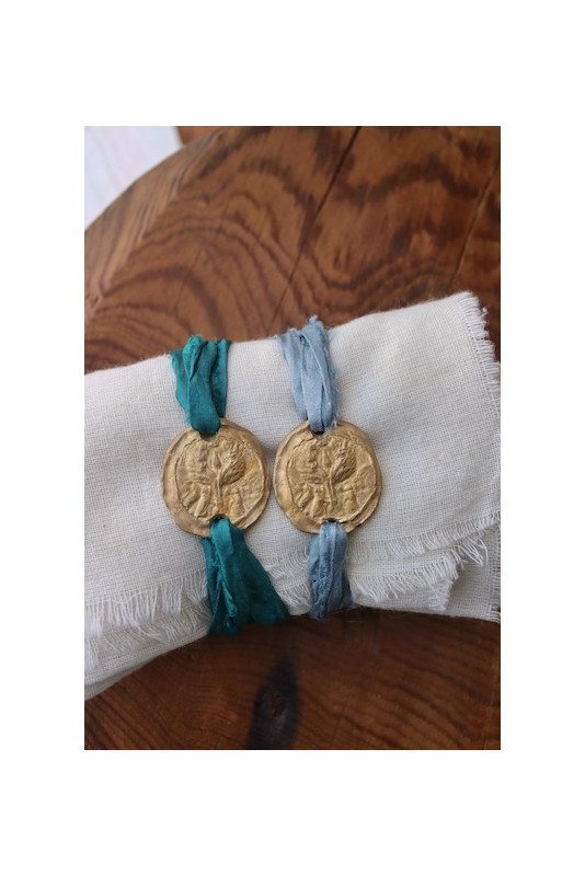 Pulsera rústica de la Virgen de Salceda en latón. Hecha artesanalmente en España por Sandra Bellew