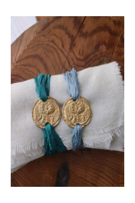 Pulsera rústica de la Virgen de Salceda en latón. Hecha artesanalmente en España por Sandra Bellew