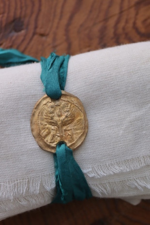 Pulsera rústica de la Virgen de Salceda en latón. Hecha artesanalmente en España por Sandra Bellew