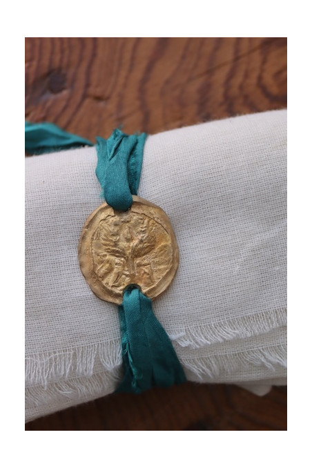 Pulsera rústica de la Virgen de Salceda en latón. Hecha artesanalmente en España por Sandra Bellew