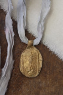 Medalla de la Virgen de la Asunción en latón. Hecha artesanalmente en España por Sandra Bellew