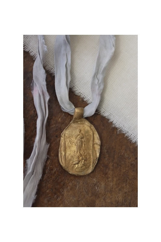 Medalla de la Virgen de la Asunción en latón. Hecha artesanalmente en España por Sandra Bellew