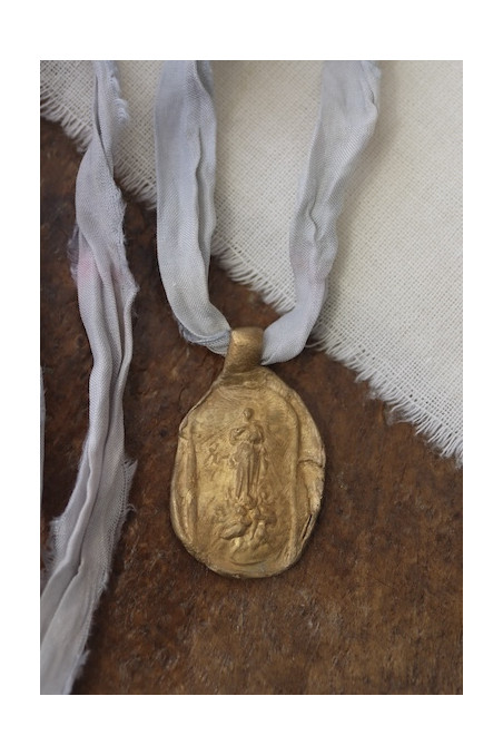 Medalla de la Virgen de la Asunción en latón. Hecha artesanalmente en España por Sandra Bellew