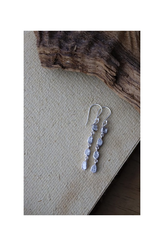 Pendiente cascada de diamantes en plata o plata chapada en oro de 24 quilates de Sandra Bellew.