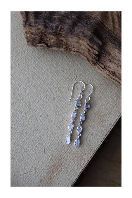 Pendiente cascada de diamantes en plata o plata chapada en oro de 24 quilates de Sandra Bellew.