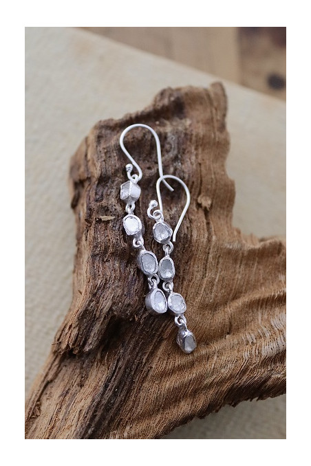 Pendiente cascada de diamantes en plata o plata chapada en oro de 24 quilates de Sandra Bellew.