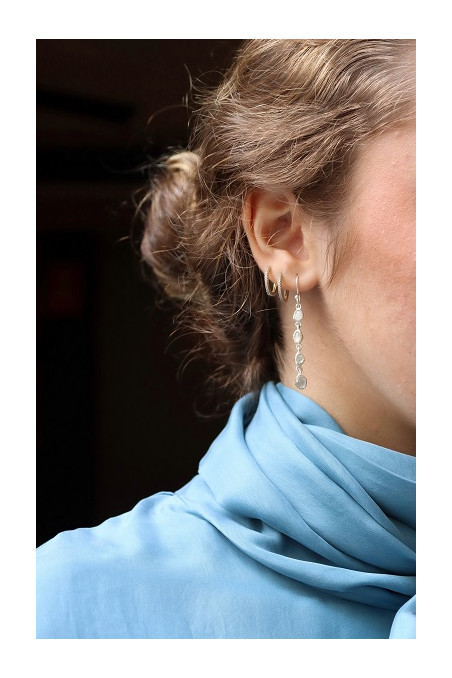 Pendiente cascada de diamantes en plata o plata chapada en oro de 24 quilates de Sandra Bellew.