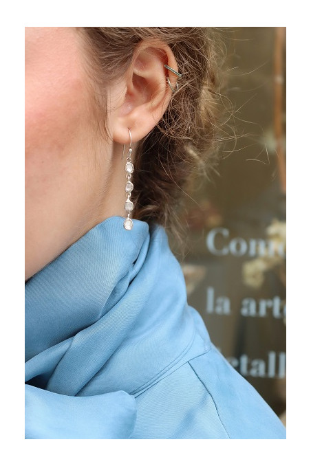 Pendiente cascada de diamantes en plata o plata chapada en oro de 24 quilates de Sandra Bellew.