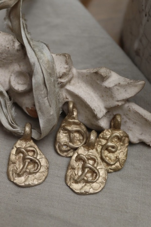 Colgante rústico con inicial en latón. Hecho artesanalmente en España por Sandra Bellew.