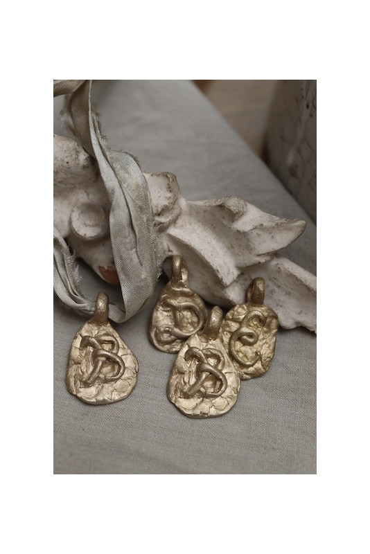 Colgante rústico con inicial en latón. Hecho artesanalmente en España por Sandra Bellew.