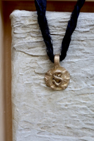 Colgante rústico con inicial en latón. Hecho artesanalmente en España por Sandra Bellew.