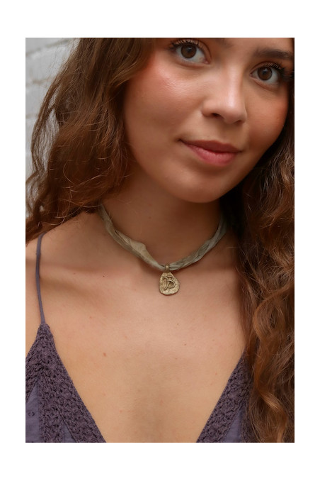 Colgante rústico con inicial en latón. Hecho artesanalmente en España por Sandra Bellew.