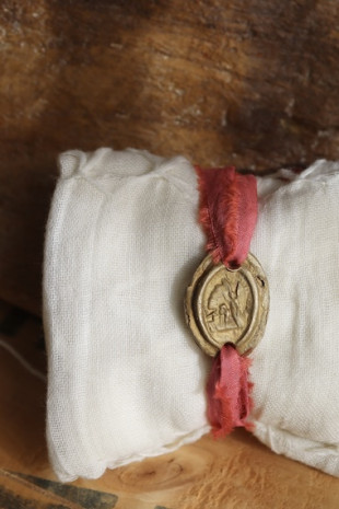 Pulsera rústica del Arcángel San Rafael en latón. Hecha artesanalmente en España por Sandra Bellew.