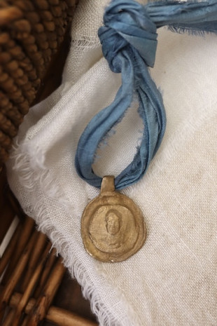 Medalla rústica de San José María Escrivá de Balaguer en latón. Hecha artesanalmente en España por Sandra Bellew.