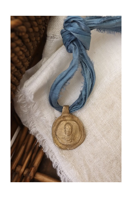 Medalla rústica de San José María Escrivá de Balaguer en latón. Hecha artesanalmente en España por Sandra Bellew.