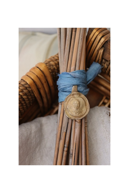 Medalla rústica de San José Mº Escrivá de Balaguer para ramo de novia en latón. Hecha artesanalmente por Sandra Bellew