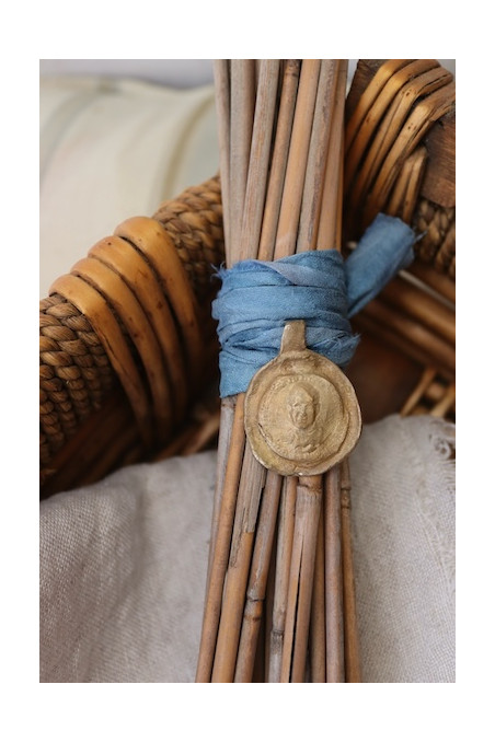 Medalla rústica de San José Mº Escrivá de Balaguer para ramo de novia en latón. Hecha artesanalmente por Sandra Bellew