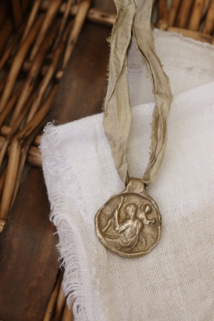 Medalla rústica de San Cristóbal en latón. Hecha artesanalmente en España por Sandra Bellew.