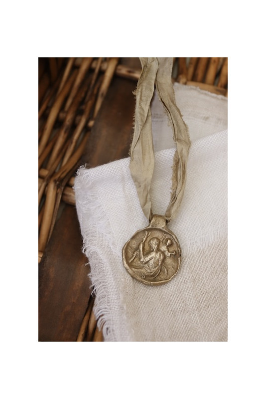 Medalla rústica de San Cristóbal en latón. Hecha artesanalmente en España por Sandra Bellew.