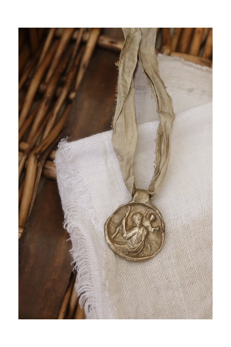 Medalla rústica de San Cristóbal en latón. Hecha artesanalmente en España por Sandra Bellew.