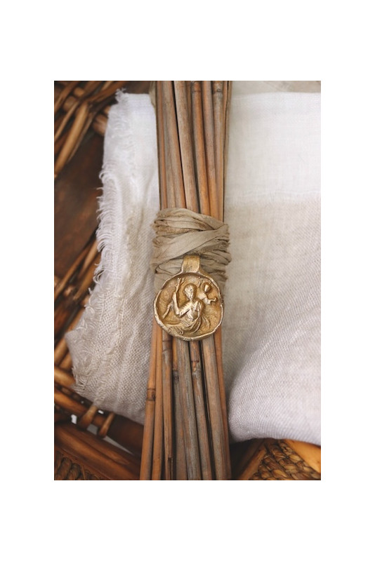 Medalla rústica de San Cristóbal para ramo de novia en latón. Hecha artesanalmente en España por Sandra Bellew.