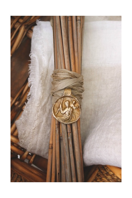 Medalla rústica de San Cristóbal para ramo de novia en latón. Hecha artesanalmente en España por Sandra Bellew.