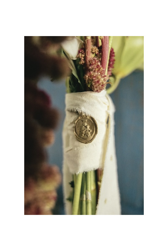 Medalla rústica de la Virgen de la Alegría para ramo de novia en latón. Hecha artesanalmente en España por Sandra Bellew.