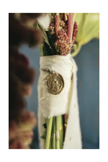 Medalla rústica de la Virgen de la Alegría para ramo de novia en latón. Hecha artesanalmente en España por Sandra Bellew.