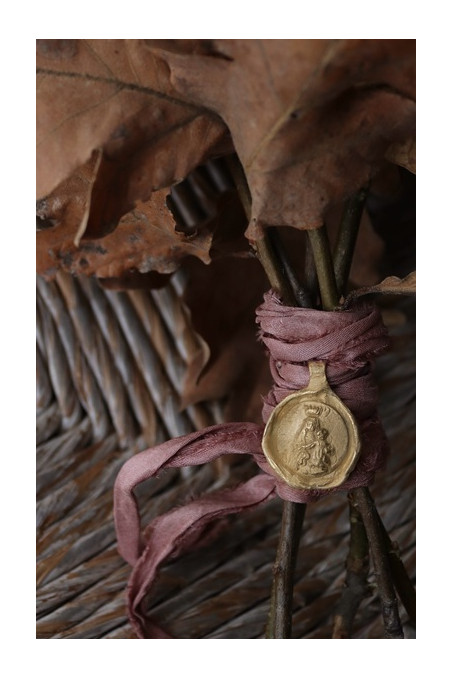 Medalla rústica de la Virgen de la Alegría para ramo de novia en latón. Hecha artesanalmente en España por Sandra Bellew.