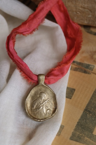 Medalla rústica de San Luis en latón. Hecha artesanalmente en España por Sandra Bellew.