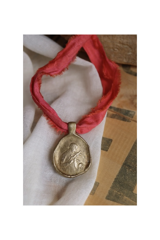 Medalla rústica de San Luis en latón. Hecha artesanalmente en España por Sandra Bellew.