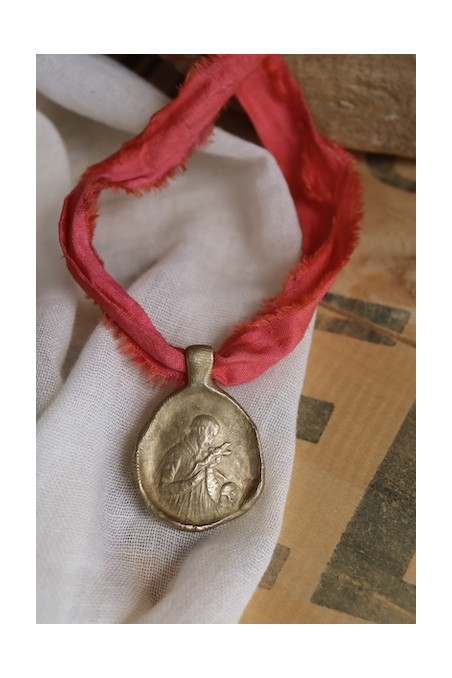 Medalla rústica de San Luis en latón. Hecha artesanalmente en España por Sandra Bellew.