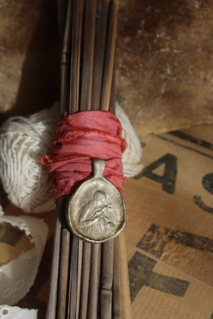 Medalla rústica de San Luis para ramo de novia en latón. Hecha artesanalmente en España por Sandra Bellew.