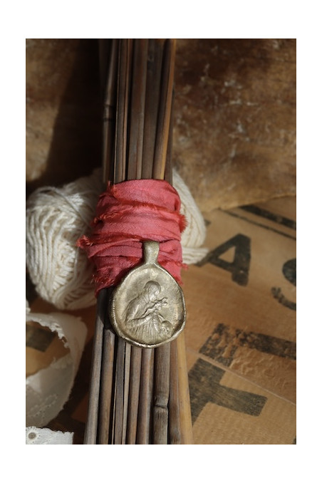 Medalla rústica de San Luis para ramo de novia en latón. Hecha artesanalmente en España por Sandra Bellew.