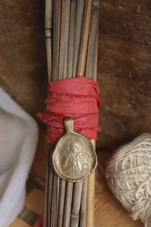 Medalla rústica de San Luis para ramo de novia en latón. Hecha artesanalmente en España por Sandra Bellew.