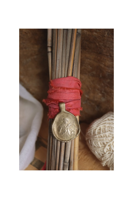 Medalla rústica de San Luis para ramo de novia en latón. Hecha artesanalmente en España por Sandra Bellew.