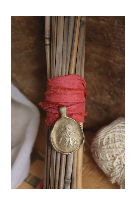 Medalla rústica de San Luis para ramo de novia en latón. Hecha artesanalmente en España por Sandra Bellew.