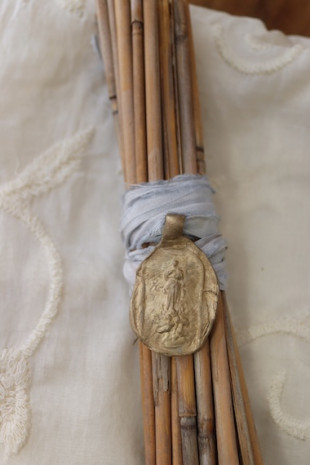 Medalla de la Virgen de la Asunción para ramo de novia en latón. Hecha artesanalmente en España por Sandra Bellew