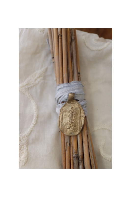 Medalla de la Virgen de la Asunción para ramo de novia en latón. Hecha artesanalmente en España por Sandra Bellew