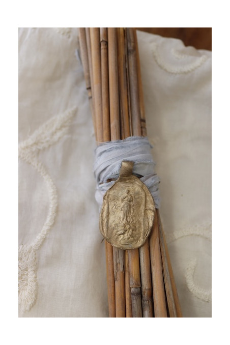 Medalla de la Virgen de la Asunción para ramo de novia en latón. Hecha artesanalmente en España por Sandra Bellew