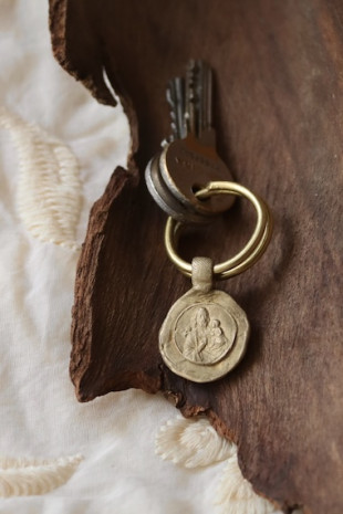 Llavero rústico de San José en latón. Hecho artesanalmente en España por Sandra Bellew.