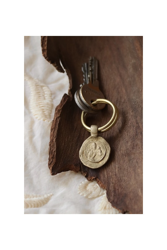 Llavero rústico de San José en latón. Hecho artesanalmente en España por Sandra Bellew.