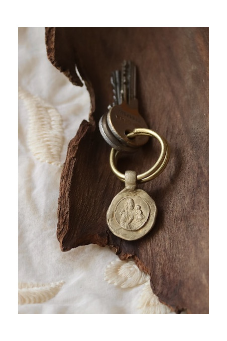 Llavero rústico de San José en latón. Hecho artesanalmente en España por Sandra Bellew.